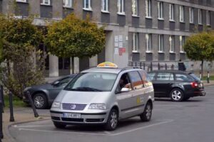 Postój taksówek Radio Taxi Czwórki – biurowiec PKP