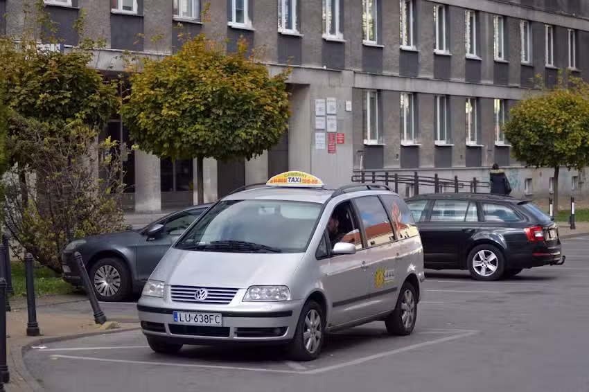 Postój taksówek Radio Taxi Czwórki – biurowiec PKP