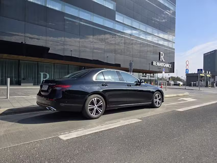 *Warszawa – Lux Voyages Prywatny Kierowca & Luksusowy Transport *Warsaw – Lux Voyages | Private Chauffeur & Luxury Transport